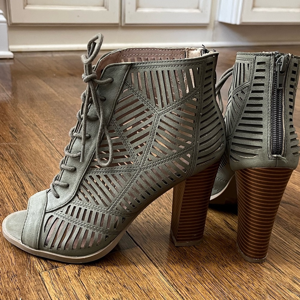 Mix No6 Almost new size 8